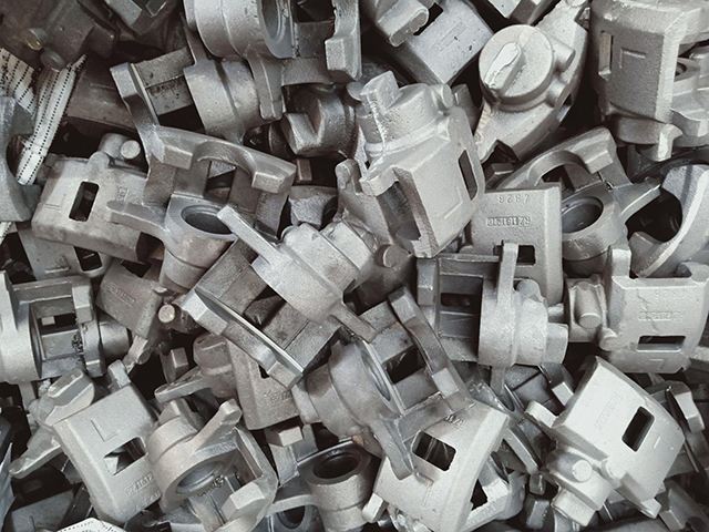 Kui suur on kõrgtugevast malmist valandite süsinikusisaldus?